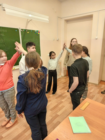 Шефство над начальной школой.